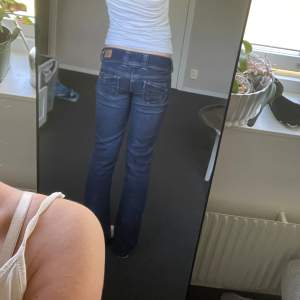 Jeans i ett väldigt fint skick, säljer då dom är något för korta jag är 160💛, skriv privat för mer info och fler bilder så löser jag det