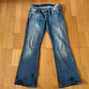 Super snygga Ltb jeans köpta på Zalando. Mid rise men sitter lågmidjat. Säljer för att de inte kom till användning. Använda 1 gång. Ny pris 915kr säljer för 700, priset går att diskutera🫶🏼