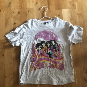 The WHO tröja💕🤍 - Det är en the WHO tröja i storlek xxs men funkar för xs också du står för frakt pris kan diskuteras från H&M 🤍❤️🤍❤️🤍