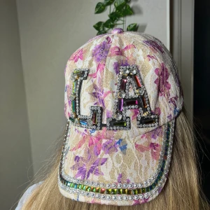 Y2K Keps Drip LA Rhinestones - Unik glittrig snygg!