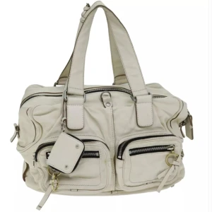 Chloe väska - Material: läder    Färg: kräm Tillbehör: inga Några tecken på användning, men överlag bra skick. Se bilder för detaljer! B 39cm x H 23cm x D 17cm