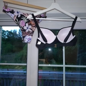 Helt ny Bikini i storlek M - Mycket bra skick då dem är nu Storlek Medium  Det finns en Sarong/kjol till för 5 kronor finns på nästa bild i mitt galleri 
