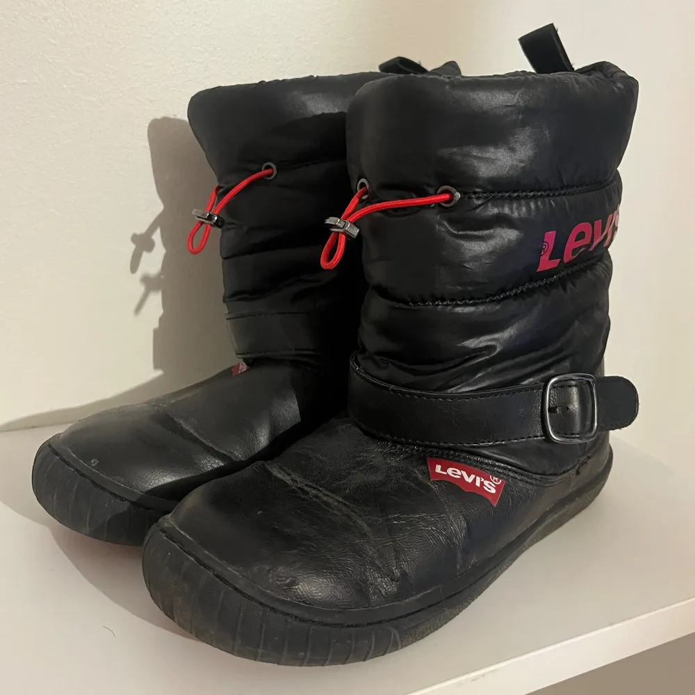 Vinterskor från Levis med lite moonboots stil. Supergulliga och bekväma, använt kanske 5 ggr.. Skor.