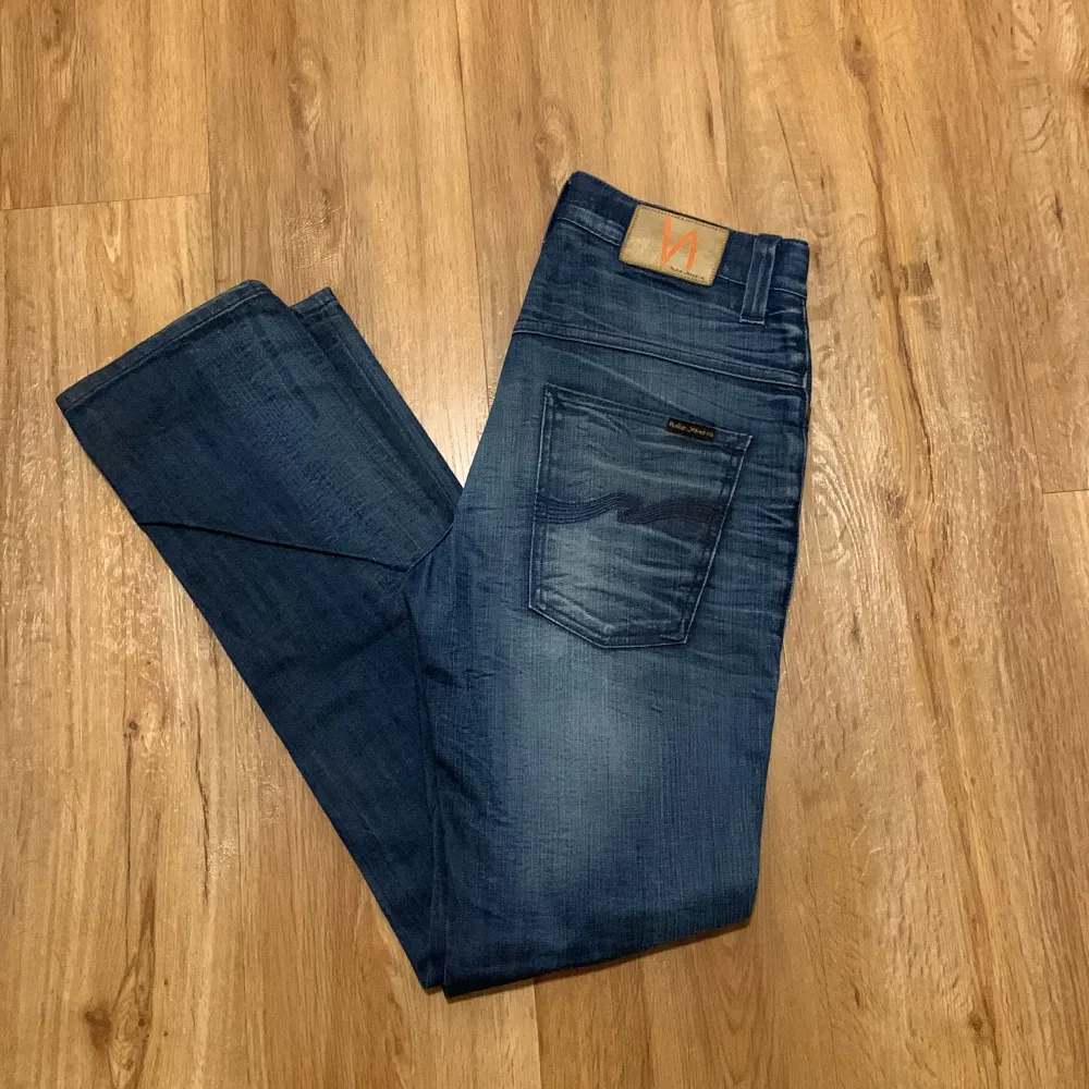 Säljer nu dessa nudie jeans med en riktigt fet tvätt då de är för långa för mig, modell thinn finn- slimfit . Jeans & Byxor.