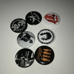 Pins - Pins för 5kr styck eller alla för 25kr! Kolla bio för mer info!💗