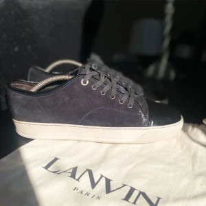 Lanvin - Säljer nu mina as feta lanvins! Uk 8 vilket motsvarar ungefär 43/44. Skorna är i bra skick och dustbag medföljer.
