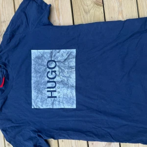 Hugo boss t -shirt - Hugo boss T-shirt  Storlek M Bra skick 