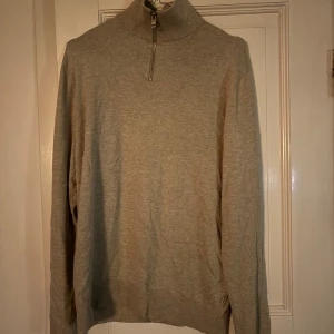 Jack&jones half zip - Säljer denna jack&jones half zip. Storlek S inte använd särskilt mycket o väldigt fint skick. bara att skriva om det är några frågor😁