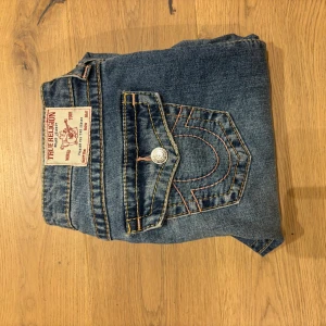 True religion jeans - True religion jeans i nyskick! Storlek 29 i modell becca ljusblåa💞 superfina. Säljes endast då det var för långa 