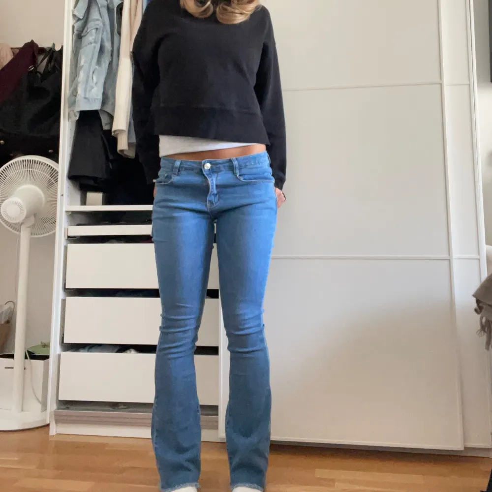 Jätte snygga lågmidjade bootcut jeans. Helt nya med prislapp, strechtigt material, storlek 34. Innerbenslängden: 78cm Midjemåttet: 35cm (rakt över). Jeans & Byxor.