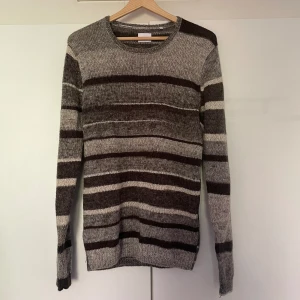 Bläck tröja - Stickad tröja av märket Bläck i nyskick. Inga tecken på användning. Den har en skön passform och är större i kragen. 