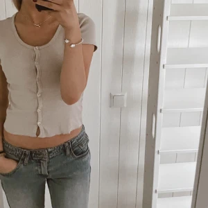 Topp - Så fin T-shirt/topp, perfekt nu till våren. Ny utan prislapp