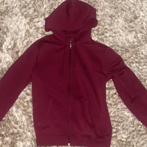 Polo Ralph lauren zip - Säljer min vinröda polo Ralph lauren storlek xs då den har blivit för liten. Tröjan är i bra skick. Säljer för 600kr men kan gå ner vid snabb affär. 