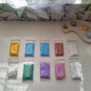 10 pack seed beads  - Säljer dessa paket med 2mm sead beads! Säljer alla för 69:-  Perfekt till att göra friendship bracelets till Eras Tour eller om man bara vill göra fina smycken!🫶🏻 