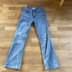 Säljer gråa jeans från Gina i storlek 34. De är bootcut och low/mid waist💞