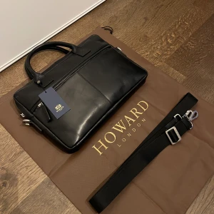 Datorväska från Howard London - Svart datorväska i läder✅ Funktionell o stilren💫 Aldrig använd, har prislappen kvar👍