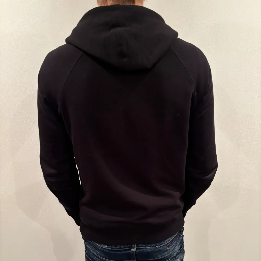 Hej! Säljer nu denna sjukt snygga och grischiga Saint Laurent hoodien  Storlek S  Skick 9/10 Ny pris= 10,000 kr Säljs för= 2699 kr Denna hoodie är extremt sällsynt och svår att få tagg på. Tröjor & Koftor.