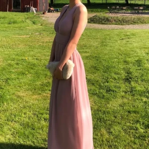 balklänning - otroligt fin balklänning!💕 köpt här på plick, använt en gång av mig och en annan gång av förra ägaren så den är i jättebra skick! köpt för 750kr och säljer för 400kr, priset kan diskuteras💕