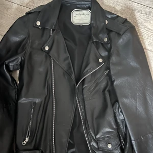 Marty & Gus - En snygg skinnjacka som inte kommer till användning längre. Använd fåtal gånger. Nypris: 2499:- Cond:9/10 Size:38 funkar för M & S.