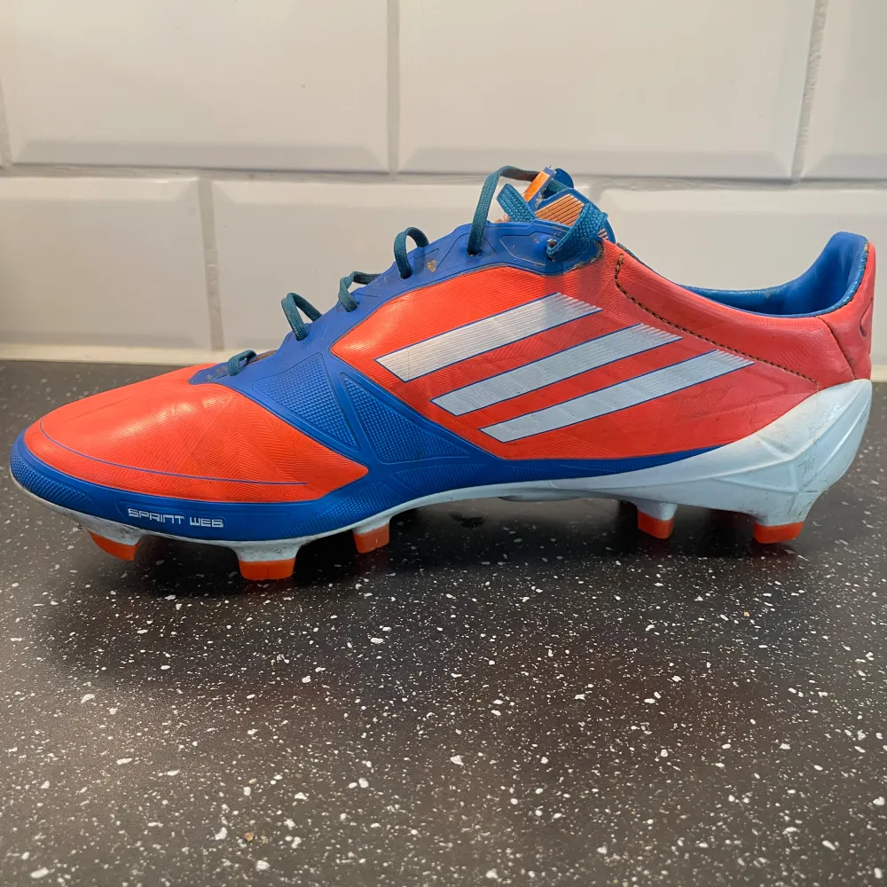 Adidas Adizero F50 från 2012. Otroligt bra skick, eftertraktad modell. Storlek: 43 1/3 . Skor.