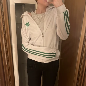 adidas kofta - as snygg vintage adidas kofta! står ingen storlek i men skulle säga S🍀☁️