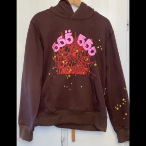 Brun sp5der hoodie och byxor - Helt oanvända Storlek: S  Säljer både två Hoodien: 1200kr Byxorna: 1100kr Hoodien och byxorna:2000 Kan gärna skicka fler bilder om det behövs