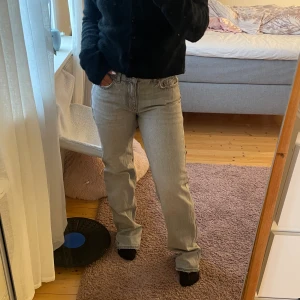 Jeans  - Snygga lågmidjade jeans från ginatricot💞säljer pga att de är för långa för mig. Köpta för 500 säljer för 300, de är knappt använda😊