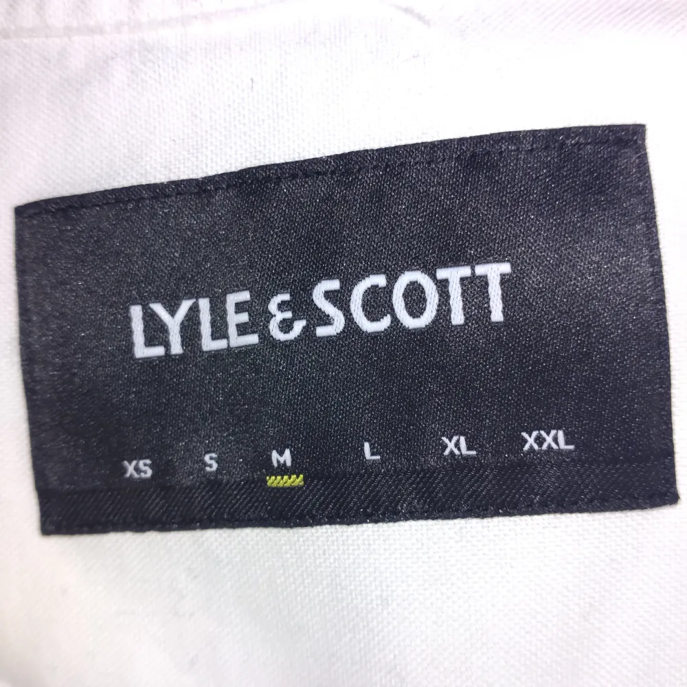 Säljer nu denna fina Lyle and Scott skjorta som passar perfekt nu till våren och sommaren. Skicket är 8/10 utan några slitage.Hör av er vid funderingar. Den har även en liten gul fläck på insidan som inte syns vid användning.. Skjortor.