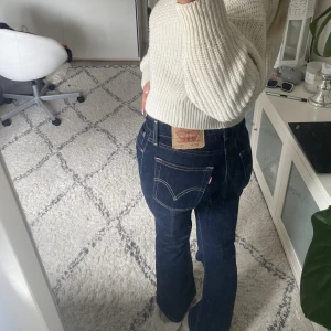 Jeans - Säljer dessa jätte fina Levis jeans, modellen är bootcut💕🌸