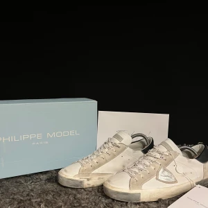Philippe modell skor - Säljer ett par riktigt feta Philippe Modell skor som är i grymt skick💯 Skorna är i storlek 42 där både box och kvitto finns🤩 Vid funderingar är det bara att höra av sig❕ Skorna ska se slitna ut❗️
