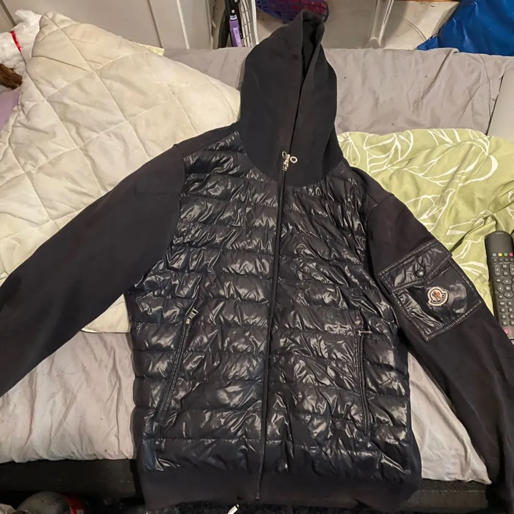 Säljer denna feta cardiganen från Moncler för 2500. Nypris på den är 11000 kr. Storlek Large. Tröjor & Koftor.