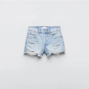 Zara shorts - Säljer mina zara shorts som inte kommer till användning🥰 gott skick inga skador eller nånting🙌🏻