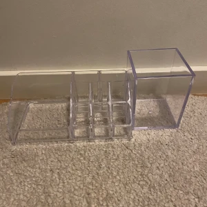 Sminkställ☀️ - Säljer mina sminkställ, supersnygga och cleangirl men får tyvärr inte plats, några repor men inget som syns. Köpta för 50kr/st om jag minns rätt, använd gärna köp nu🥰