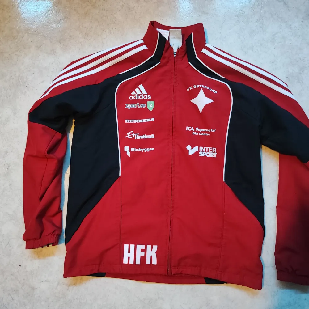  Gammal lagtröja för IFK Östersund med initialerna HFK  I använt skick   All info om storlek står på sista bilden. Hoodies.