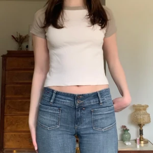 Baseball-tshirt - Babytee i beige och vitt från Brandy Melville! 🖤