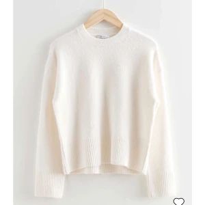 Stickad tröja - Säljer denna superfina stickade tröjan från & other stories💓