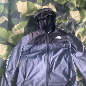 The north face jacka - Kan användas till våren och sommaren och hösten