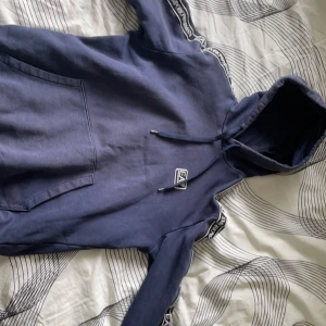 EA7 hoodie  - En snygg EA7 hoodie i storleken M  Sälja pga inte används  Inga hål eller andra defekter  Pris kan disskuteras  Kom om för frågor eller funderingar 