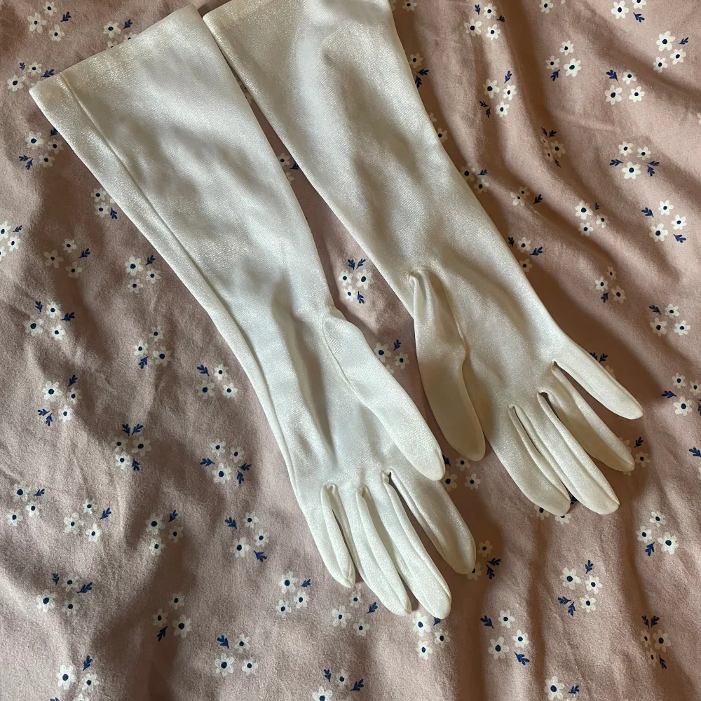 Vita handskar som är lite glittriga. Ganska små men funkar för mig. Köpte dem för halloween förra året men har inte använts sedan dess. Skriv för fler bilder ❤️. Accessoarer.