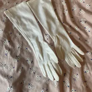 Vita handskar som är lite glittriga. Ganska små men funkar för mig. Köpte dem för halloween förra året men har inte använts sedan dess. Skriv för fler bilder ❤️