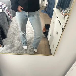 Mid waisted jeans - Säljer dess mellan låga jeans ifrån zara. Ljusa och väldigt fina till början av sommaren. Säljer då dem är något för stora. 