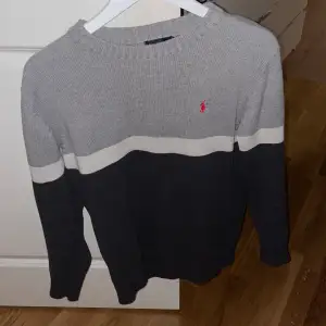 Supersnygg tröja från Ralph lauren som tyvärr blivit lite tajt på mig. Tröjan har varit med ett tag men är i jättefint skick. Bara att ställa frågor om du har några