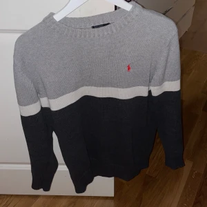 Ralph lauren tröja - Supersnygg tröja från Ralph lauren som tyvärr blivit lite tajt på mig. Tröjan har varit med ett tag men är i jättefint skick. Bara att ställa frågor om du har några