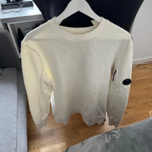 CP Company sweatshirt - Storlek S Snygg och skön CP Company sweatshirt Lätt att matcha 