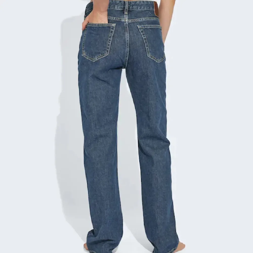 Jag säljer ett par mörkblå lågmidjade jeans från BikBok som jag har använt några få gånger bara. Nypris är 899kr, kan gå ner i pris vid ett snabbt köp❤️. Jeans & Byxor.