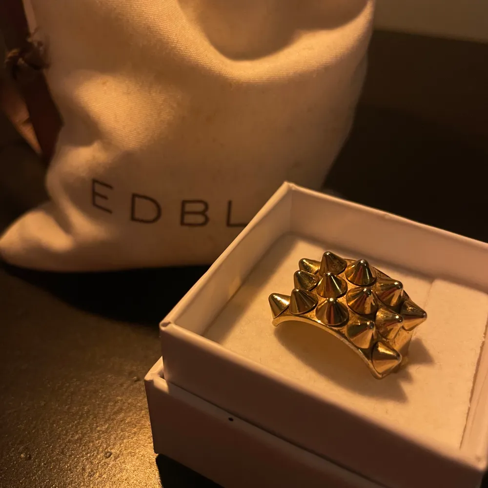 Nu säljer jag min fina ring från Edblad få jag längre inte använder guld smycken, utan bytt till silver skriv vid intresse ❤️ storlek 18.50  Priset kan diskuteras! . Accessoarer.