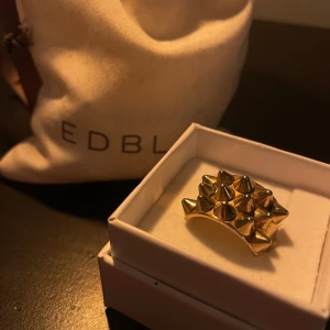 Edblad ring, guld 💗 - Nu säljer jag min fina ring från Edblad få jag längre inte använder guld smycken, utan bytt till silver skriv vid intresse ❤️ storlek 18.50  Priset kan diskuteras! 