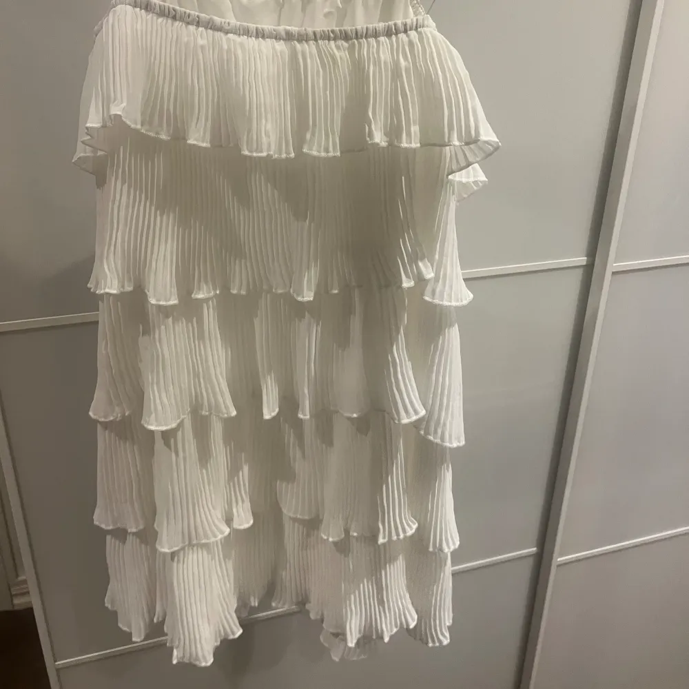 Säljer min vita klänning som aldirg kommit till användning, vet ej vart den är ifrån då jag har fått den i present😀 skriv privat för fler bilder🌸. Klänningar.