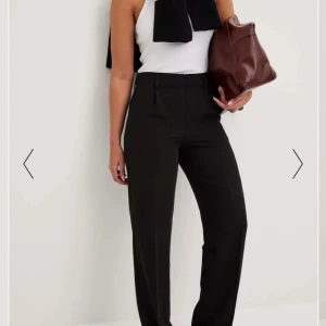 Kostymbyxor svarta - Kostymbyxor med mellanhög midja från NAKD. Helt oanvända i originalförpackning. 