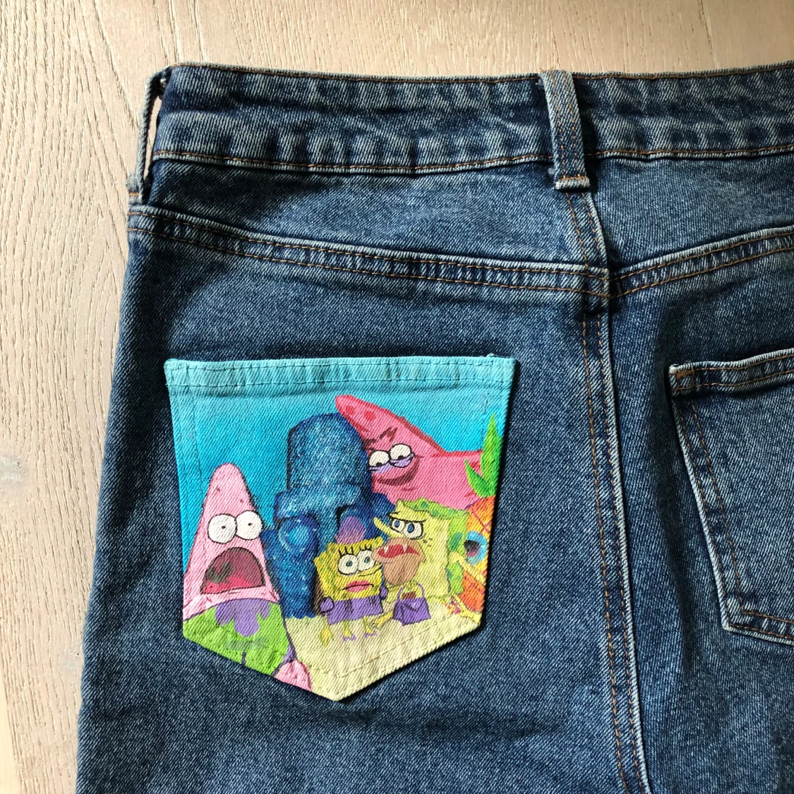 Jeans med Simpsons & Spongebob motiv